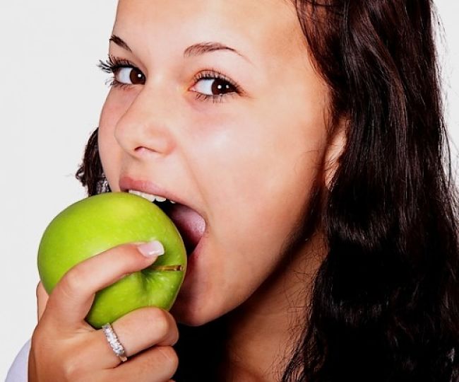 An apple is a great way to relieve hunger pangs